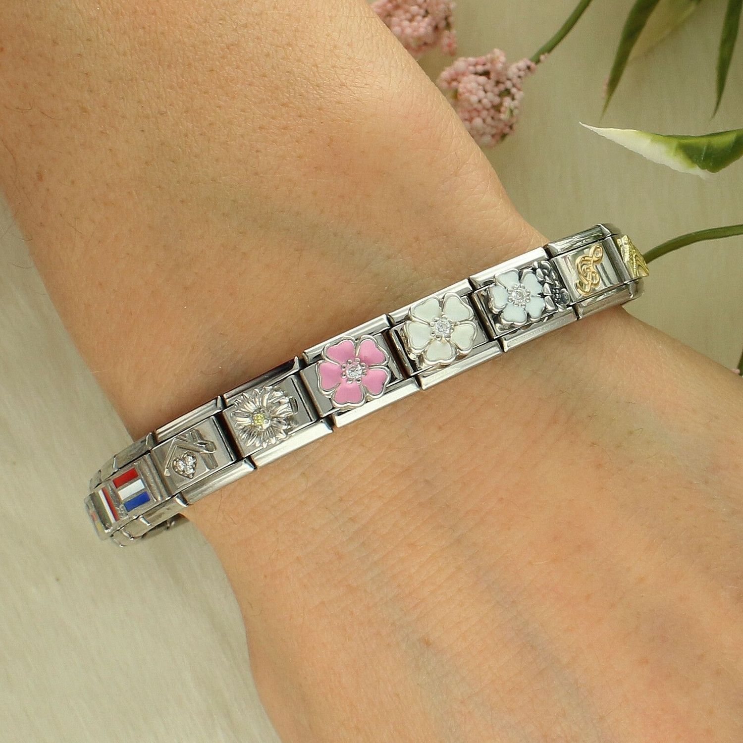 Charms NOMINATION kwiat z różową emalią i białą cyrkonią 330321 14  to element do bransoletki komponowanej Nomination Italy, wykonany z najwyższej jakości stali szlachetnej oraz srebra pr. 925, zdobiony różowym kwiatem i m (3).jpg